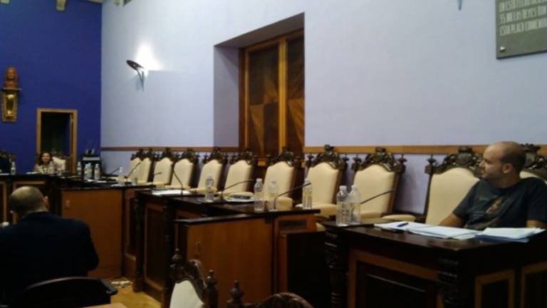 El PSOE abandona el pleno por descalificaciones a Guerrero El PSOE abandona el pleno por descalificaciones a Guerrero