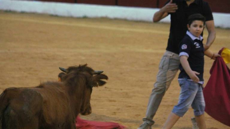 Los toreros sacan a sus niños Los toreros sacan a sus niños