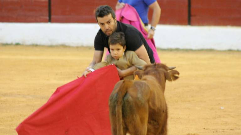 Los toreros sacan a sus niños Los toreros sacan a sus niños