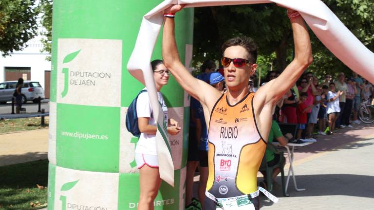 Alberto Rubio y Susana Pineda ganan el Triatlón Villa del Agua Alberto Rubio y Susana Pineda ganan el Triatlón Villa del Agua