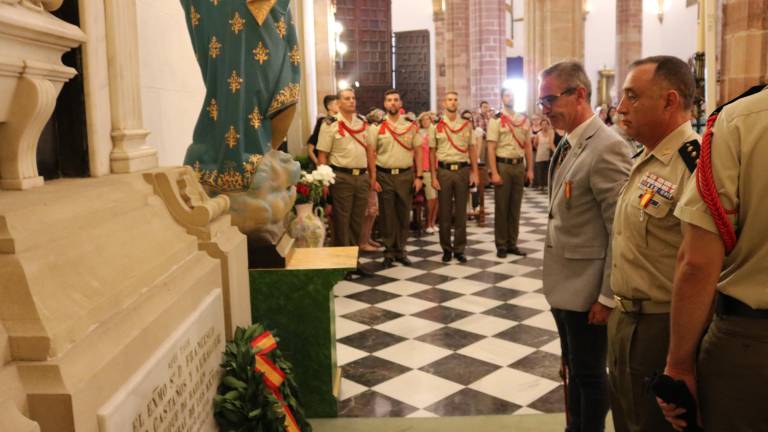 Flores para la patrona y honores para los “soldaos”