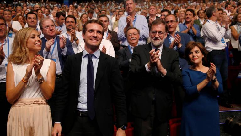 Casado se hace con el liderazgo de la derecha