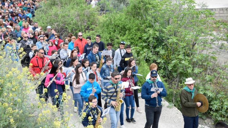 Jornada de romería en un entorno exuberante Jornada de romería en un entorno exuberante