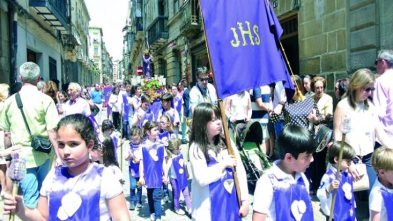 Los pequeños llenan mayo de colorido y fervor cofrade Los pequeños llenan mayo de colorido y fervor cofrade