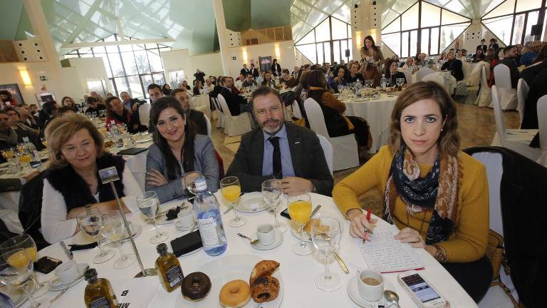 Los asistentes al acto Los asistentes al acto
