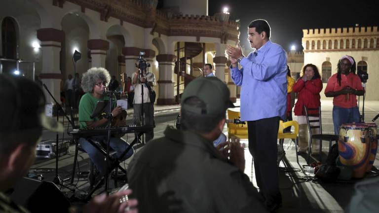 Nicolás Maduro pide la dimisión a sus ministros Nicolás Maduro pide la dimisión a sus ministros