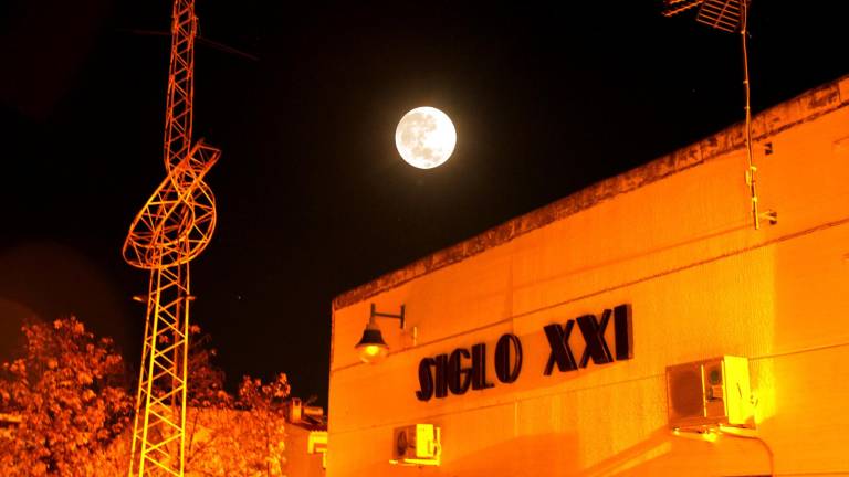 La expectación se desborda para capturar la superluna La expectación se desborda para capturar la superluna