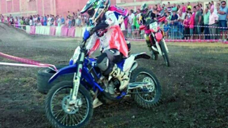 El espectáculo de las motos atrae a cientos de personas El espectáculo de las motos atrae a cientos de personas
