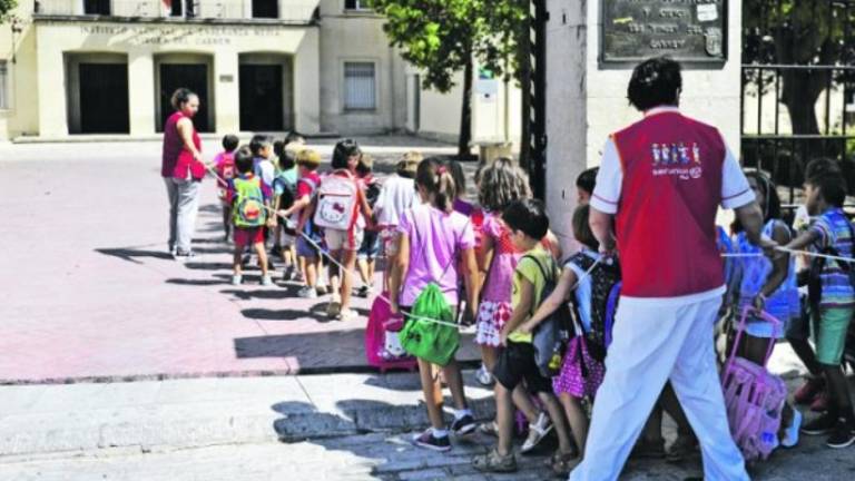 Cien escolares del Almadén almuerzan en el Masculino Cien escolares del Almadén almuerzan en el Masculino