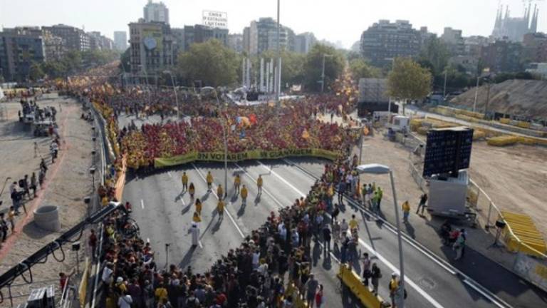 Multitudinaria concentración de catalanes para forma la 'V' de la Diada Multitudinaria concentración de catalanes para forma la 'V' de la Diada