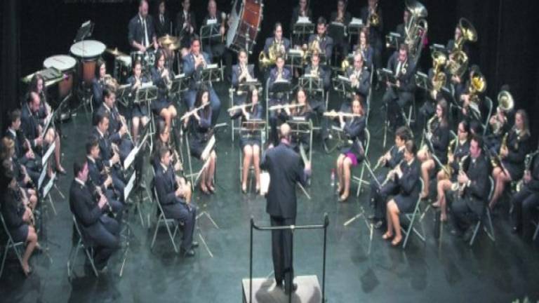 Veinticinco “emocionantes” años al frente de la “música” Veinticinco “emocionantes” años al frente de la “música”