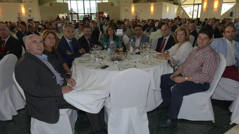Los asistentes al acto Los asistentes al acto