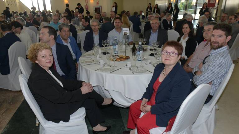 Los asistentes al acto Los asistentes al acto