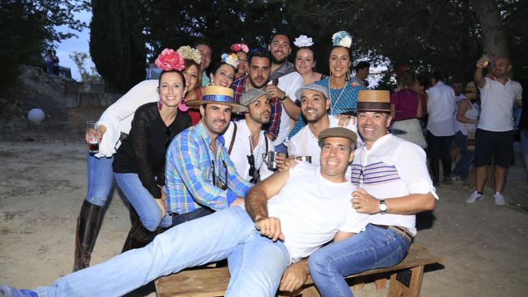 Una fiesta de familias y amigos Una fiesta de familias y amigos