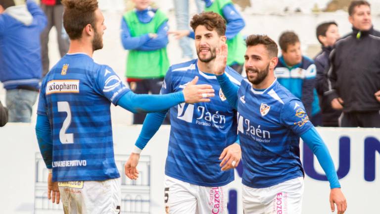 El Linares Deportivo golea y abandona el descenso El Linares Deportivo golea y abandona el descenso