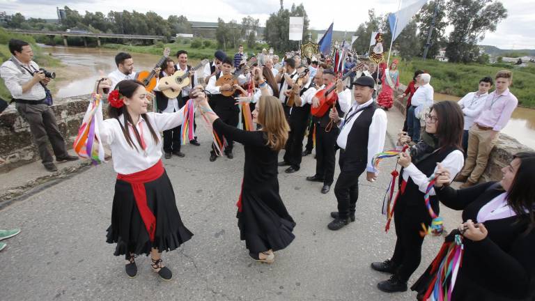 Paseíllo de hermandad que demuestra que el fervor no tiene fronteras Paseíllo de hermandad que demuestra que el fervor no tiene fronteras