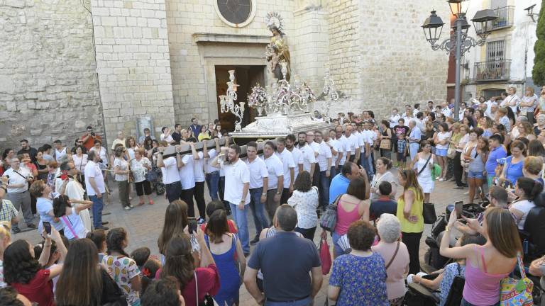 Hermosa procesión por el centro histórico Hermosa procesión por el centro histórico