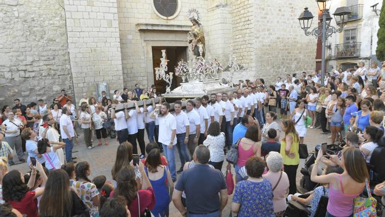 Hermosa procesión por el centro histórico