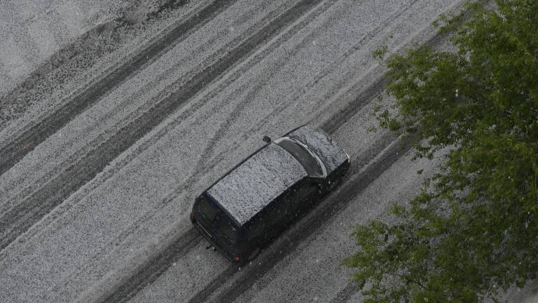 Un manto de granizo trae el invierno en pleno mayo