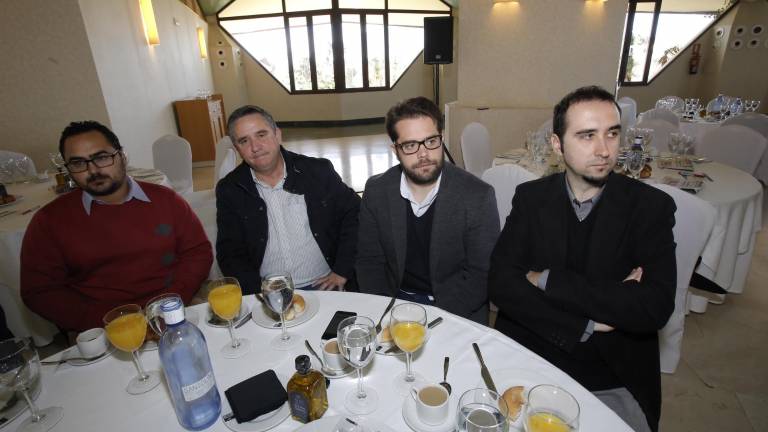 Los asistentes al acto Los asistentes al acto