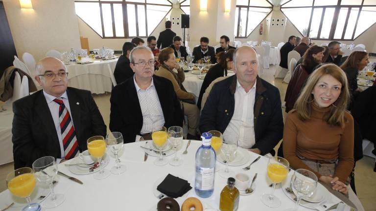 Los asistentes al acto Los asistentes al acto