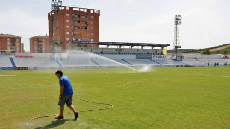 El nuevo césped de Linarejos estará listo para el 9 de agosto El nuevo césped de Linarejos estará listo para el 9 de agosto