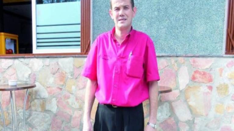 Domingo Jiménez entrega a la Policía la cartera con dinero que se encontró Domingo Jiménez entrega a la Policía la cartera con dinero que se encontró