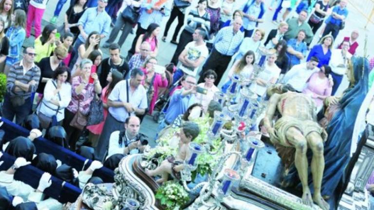 Monumento procesional a la Pasión desde las naves de la iglesia mayor