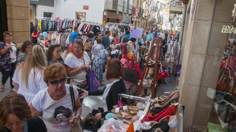Los percheros y expositores toman las calles comerciales Los percheros y expositores toman las calles comerciales