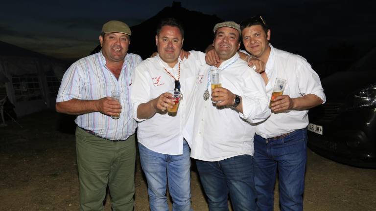 Una fiesta de familias y amigos Una fiesta de familias y amigos