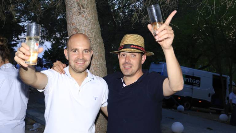 Una fiesta de familias y amigos Una fiesta de familias y amigos