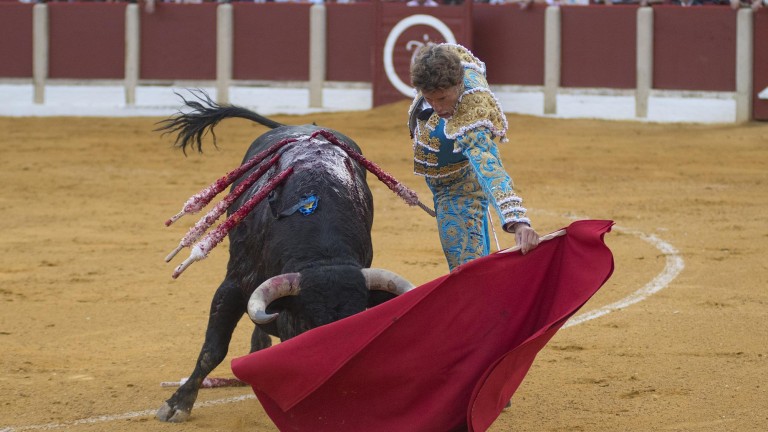Alberto Lamelas va “a la guerra” con un encastado toro de Murteira