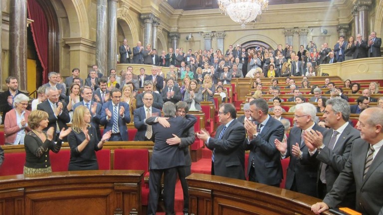 Carles Puigdemont se compromete a aplicar la declaración independentista de JxSí y CUP