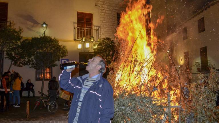 Y las llamas se abrieron paso para purificar la capital del Santo Reino