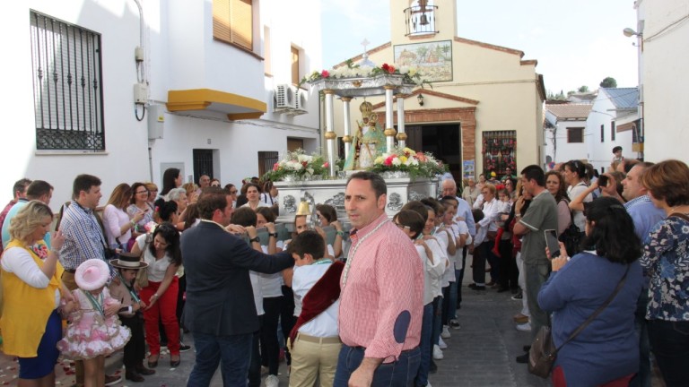 Antonio Serrano pregona a La Morenita y los niños pasean su imagen en la calle