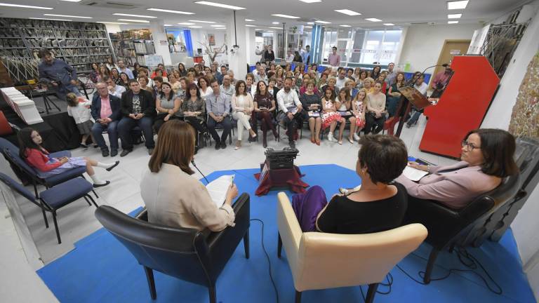 “Desplegando velas” o el papel de la mujer actual “Desplegando velas” o el papel de la mujer actual