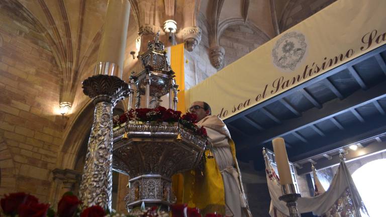 Las calles, cubiertas con flores, reciben al Santísimo Sacramento en procesión