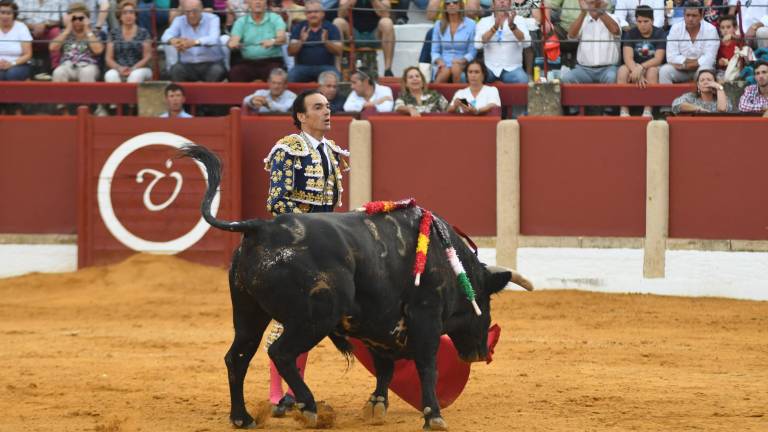 Alberto Lamelas va “a la guerra” con un encastado toro de Murteira