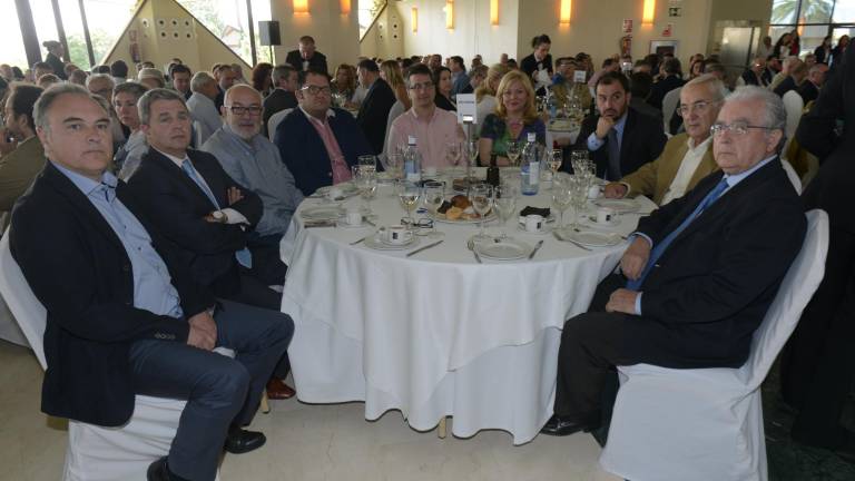 Los asistentes al acto Los asistentes al acto