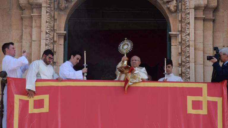 Miles de fieles veneran el Cuerpo de Cristo por las calles de Jaén