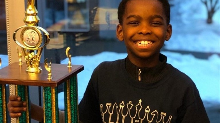 Se convierte en campeón escolar de ajedrez y consigue un hogar para su familia