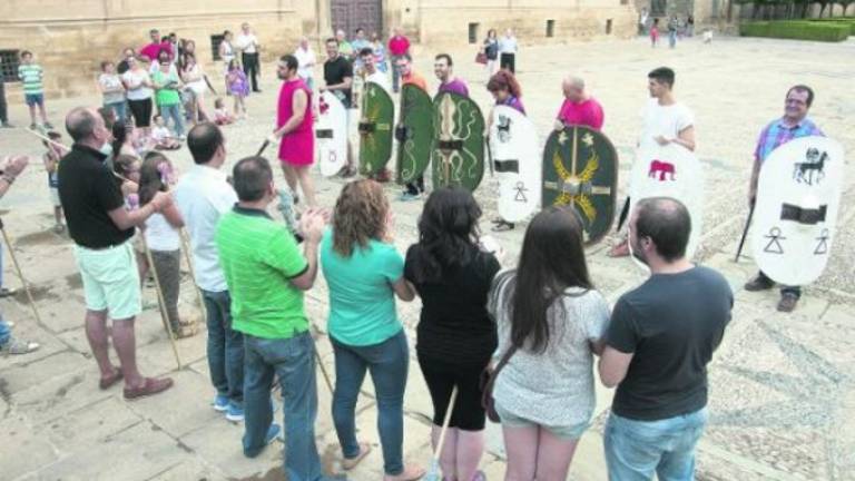Legionarios romanos conquistan la Plaza de Vázquez de Molina Legionarios romanos conquistan la Plaza de Vázquez de Molina