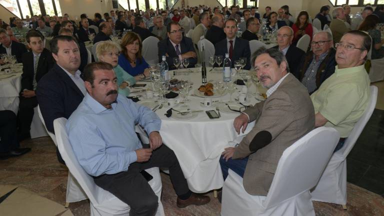 Los asistentes al acto Los asistentes al acto