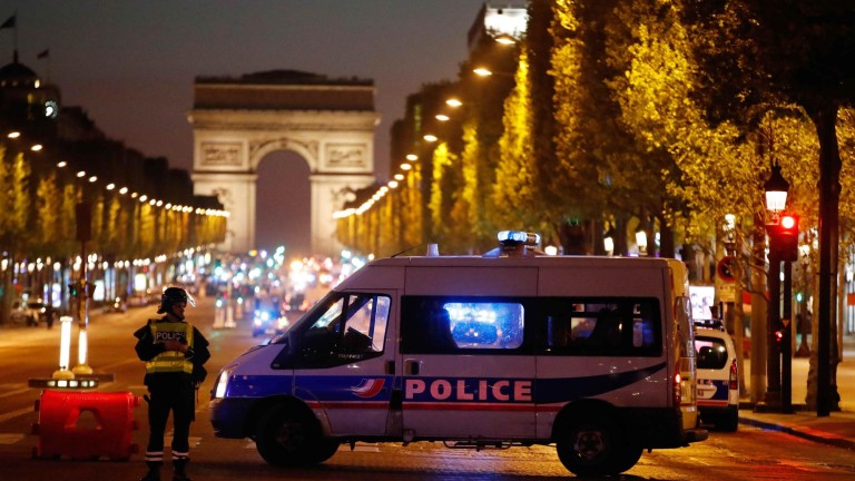 Un policía muerto y dos heridos graves en un tiroteo en París