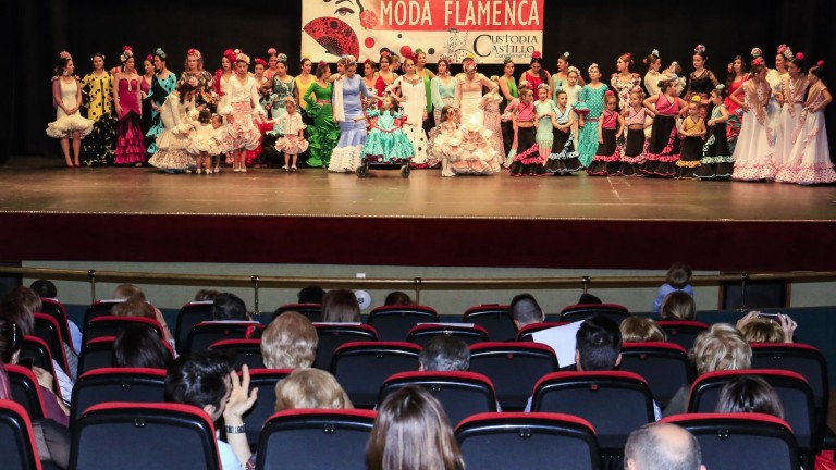 El embrujo del flamenco y la moda logran llenar el teatro