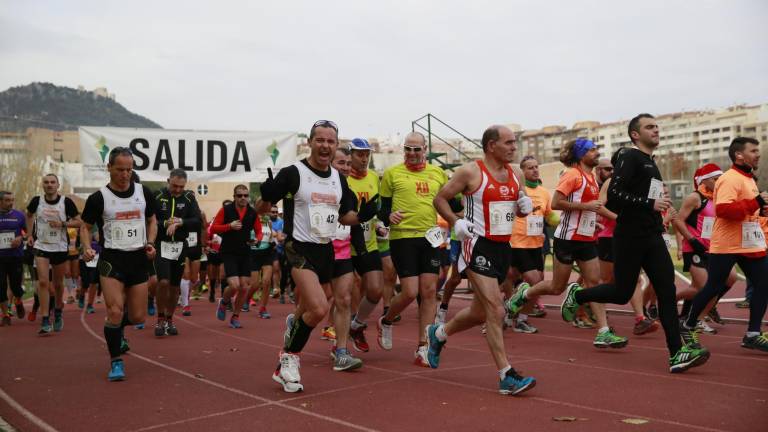 Fiesta del atletismo popular en la prueba de los Puentes Fiesta del atletismo popular en la prueba de los Puentes