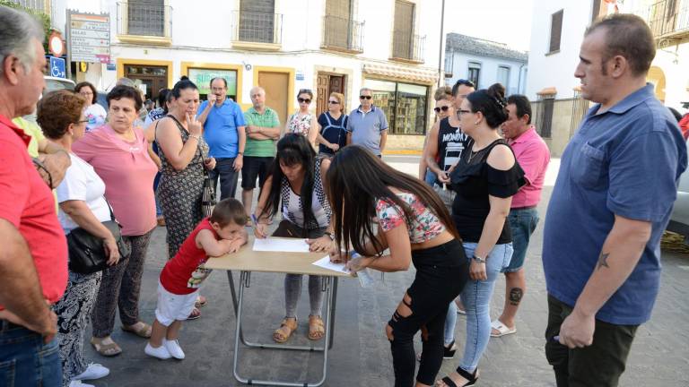 Demanda de unos padres por la retirada de sus hijas Demanda de unos padres por la retirada de sus hijas
