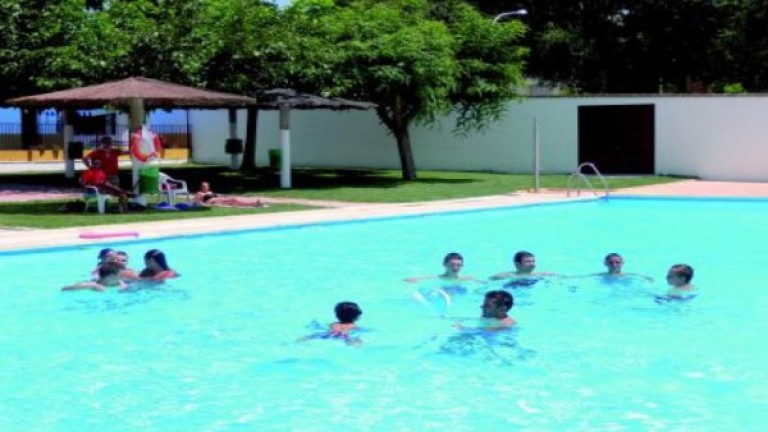 La piscina de Lopera abre al público una semana después