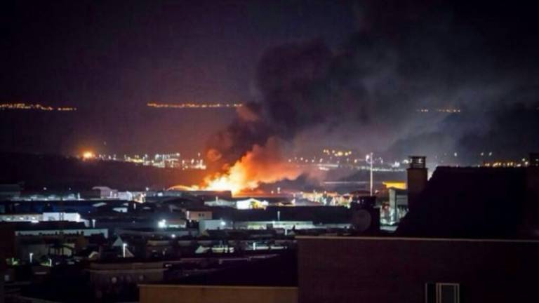Grave incendio de una nave en el Polígono de los Olivares Grave incendio de una nave en el Polígono de los Olivares