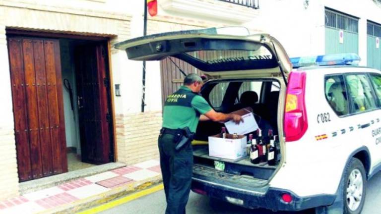 Diez detenidos por “limpiar” las botellas de un bar de Torres Diez detenidos por “limpiar” las botellas de un bar de Torres